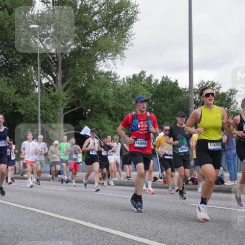 29.06.2025 - hella hamburg halbmarathon Luisa Fischer http://msf.ph/oto/8462838 29.06.2025 09:55:27 Kennedybrücke 2161, 10000, 18765, 1134, 18101, 7325, 57, 14849, 18982, 15280, 11778, 1070, 1468, 1613, 1782, 3098, 3928, 4497, 4691, 4981, 5476, 6152, 6716, 7005, 7325, 7599, 7843, 8664, 9081, 9540, 10000, 10750, 10796 meine-sportfotos.de