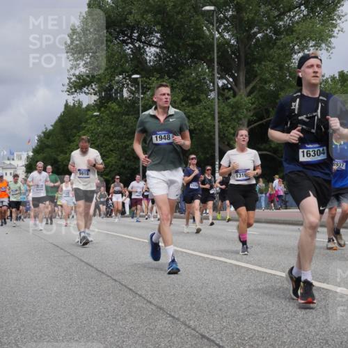 29.06.2025 - hella hamburg halbmarathon Luisa Fischer http://msf.ph/oto/8462995 29.06.2025 10:40:04 Kennedybrücke 3257, 18482, 11843, 9918, 1948, 13266, 1316, 16304, 8937, 3398, 14695, 1948, 2072, 2811, 3398, 3428, 5786, 5789, 7773, 8257, 8258, 8936, 8937, 9918, 10862 meine-sportfotos.de