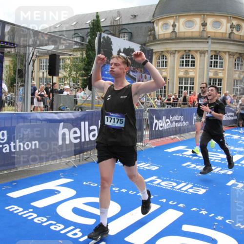 29.06.2025 - hella hamburg halbmarathon Michael Strokosch http://msf.ph/oto/8463076 29.06.2025 10:33:20 Ziel 1959, 4679, 7723, 9047, 14167, 16881, 17175, 18455 meine-sportfotos.de