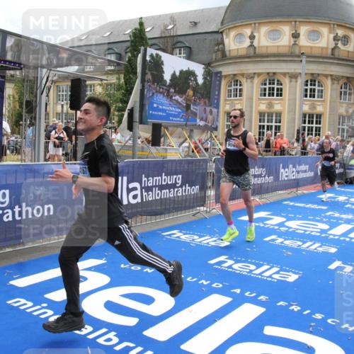 29.06.2025 - hella hamburg halbmarathon Michael Strokosch http://msf.ph/oto/8463130 29.06.2025 10:33:21 Ziel 1959, 4679, 7723, 9047, 14167, 16881, 17175, 18455 meine-sportfotos.de