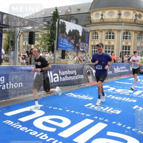 29.06.2025 - hella hamburg halbmarathon Michael Strokosch http://msf.ph/oto/8463278 29.06.2025 10:33:23 Ziel 1959, 4679, 7723, 9047, 14167, 16881, 17175, 17489, 18455 meine-sportfotos.de