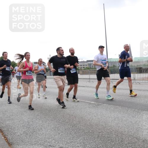 29.06.2025 - hella hamburg halbmarathon Lena Gebhardt http://msf.ph/oto/8463331 29.06.2025 10:32:08 Lombardsbrücke 1275, 8931, 18283, 7344, 1620, 18838, 1235, 1311, 1373, 1879, 1987, 2349, 2384, 2672, 2831, 2832, 2943, 3022, 3221, 3239, 3358, 3365, 3396, 3397, 3424, 3571, 3681, 3707, 3751, 3752, 3778, 3822, 4314, 4365, 4605, 4857, 4877, 4924, 5156, 5496, 5601, 5658, 5743, 6160, 6218, 6252, 6718, 6727, 7135, 7239, 7295, 7334, 7344, 7535, 7570, 7695, 7789, 7816, 7898, 8124, 8127, 8175, 8304, 8538, 8620, 8787, 8806, 8914, 8993, 9078, 9104, 9125, 9206, 9478 meine-sportfotos.de