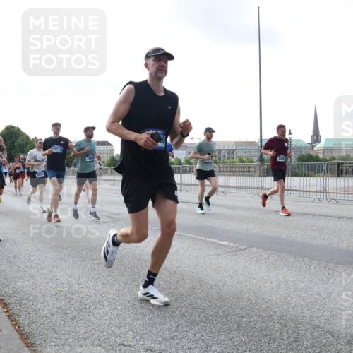 29.06.2025 - hella hamburg halbmarathon Lena Gebhardt http://msf.ph/oto/8463373 29.06.2025 09:54:59 Lombardsbrücke 5476, 16403, 6923, 45512, 1606, 1819, 1200, 1549, 1817, 1942, 2222, 2274, 2367, 2442, 2470, 2561, 2592, 2596, 2670, 2816, 2955, 3208, 3209, 3258, 4121, 4816, 4832, 5399, 5447, 5638, 5705, 5706, 5884, 6027, 6290, 6389, 6723, 6819, 6923, 6938, 6978, 6991, 7087, 7274, 7335, 7659, 7908, 8117, 8142, 8371, 8374, 8437, 8482, 8487, 8657, 8693, 8889, 8916, 8981, 9031, 9038, 9051, 9093, 9159, 9476, 9661, 9710, 9869, 9924, 9931, 11333 meine-sportfotos.de