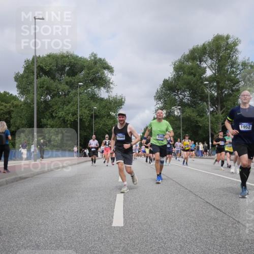 29.06.2025 - hella hamburg halbmarathon Luisa Fischer http://msf.ph/oto/8463377 29.06.2025 10:40:19 Kennedybrücke 17840, 5560, 1952, 56, 1022, 1118, 1488, 1490, 1597, 1952, 2552, 3165, 3230, 3714, 3873, 4733, 5224, 5560, 6804, 7202, 7235, 7707, 7823, 8315, 10024, 10112, 10762 meine-sportfotos.de