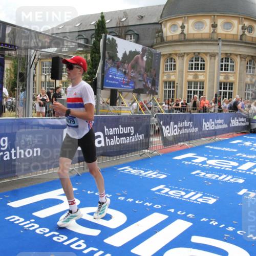 29.06.2025 - hella hamburg halbmarathon Michael Strokosch http://msf.ph/oto/8463398 29.06.2025 10:33:25 Ziel 1959, 4679, 7723, 8956, 16881, 17056, 17489 meine-sportfotos.de