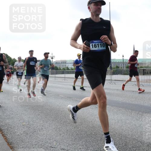 29.06.2025 - hella hamburg halbmarathon Lena Gebhardt http://msf.ph/oto/8463412 29.06.2025 09:55:00 Lombardsbrücke 16403, 6923, 15512, 16062, 16110, 1200, 1817, 1942, 2222, 2274, 2367, 2442, 2470, 2561, 2592, 2596, 2670, 2816, 2955, 3208, 3209, 3258, 4121, 4832, 5399, 5447, 5638, 5705, 5706, 5884, 6027, 6290, 6389, 6723, 6819, 6923, 6938, 6978, 6991, 7087, 7274, 7335, 7659, 7908, 8117, 8142, 8371, 8374, 8437, 8482, 8487, 8657, 8693, 8889, 8916, 8981, 9031, 9038, 9051, 9093, 9159, 9476, 9661, 9710, 9869, 9924, 9931, 11333 meine-sportfotos.de
