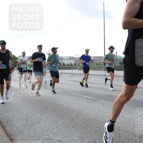 29.06.2025 - hella hamburg halbmarathon Lena Gebhardt http://msf.ph/oto/8463451 29.06.2025 09:55:00 Lombardsbrücke 5512, 16403, 6923, 1210, 16062, 16, 1611, 1200, 1817, 1942, 2222, 2274, 2367, 2442, 2470, 2561, 2592, 2596, 2670, 2816, 2955, 3208, 3209, 3258, 4121, 4832, 5399, 5447, 5638, 5705, 5706, 5884, 6027, 6290, 6389, 6723, 6819, 6923, 6938, 6978, 6991, 7087, 7274, 7335, 7659, 7908, 8117, 8142, 8371, 8374, 8437, 8482, 8487, 8657, 8693, 8889, 8916, 8981, 9031, 9038, 9051, 9093, 9159, 9476, 9661, 9710, 9869, 9924, 9931, 11333 meine-sportfotos.de