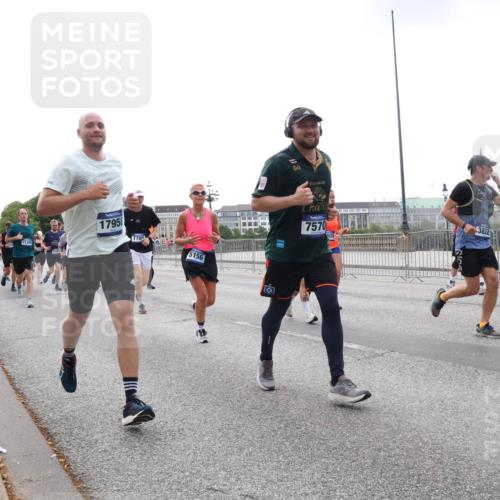 29.06.2025 - hella hamburg halbmarathon Lena Gebhardt http://msf.ph/oto/8463718 29.06.2025 10:32:12 Lombardsbrücke 11168, 17958, 5156, 7570, 3822, 1311, 1373, 1640, 1987, 2349, 2384, 2672, 2831, 2832, 2943, 3022, 3221, 3239, 3358, 3365, 3653, 3707, 3751, 3752, 3778, 3822, 4314, 4365, 4605, 4857, 4877, 4924, 5156, 5496, 5601, 5658, 5743, 5941, 6160, 6218, 6252, 6312, 6315, 6718, 6727, 7135, 7239, 7295, 7334, 7344, 7468, 7535, 7570, 7695, 7702, 7789, 7816, 7898, 8124, 8127, 8175, 8303, 8304, 8538, 8620, 8625, 8787, 8840, 8914, 8993, 9078, 9125, 9206, 9478, 10002 meine-sportfotos.de