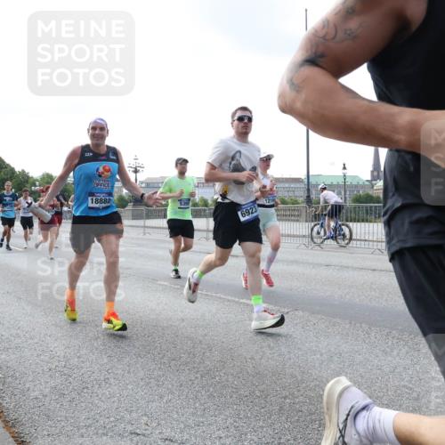 29.06.2025 - hella hamburg halbmarathon Lena Gebhardt http://msf.ph/oto/8463734 29.06.2025 09:55:01 Lombardsbrücke 9476, 18882, 6923, 1216, 16403, 1200, 1683, 1817, 1942, 2222, 2274, 2367, 2442, 2470, 2592, 2596, 2670, 2816, 2955, 3208, 3209, 3258, 3747, 4121, 4832, 5399, 5447, 5638, 5705, 5706, 5884, 6027, 6290, 6389, 6723, 6836, 6923, 6938, 6978, 6991, 7052, 7087, 7274, 7335, 7659, 7908, 8117, 8371, 8374, 8437, 8482, 8487, 8657, 8693, 8889, 8916, 8981, 9031, 9038, 9051, 9093, 9159, 9476, 9661, 9710, 9869, 9924, 9931, 11333 meine-sportfotos.de