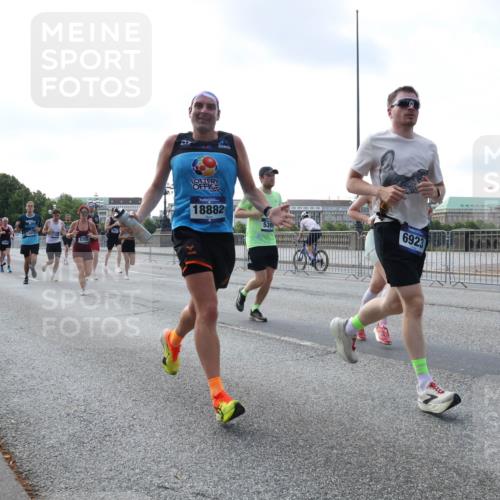 29.06.2025 - hella hamburg halbmarathon Lena Gebhardt http://msf.ph/oto/8463793 29.06.2025 09:55:02 Lombardsbrücke 9476, 5705, 18882, 6923, 7, 1200, 1683, 1817, 1942, 2207, 2222, 2274, 2287, 2367, 2442, 2592, 2596, 2670, 2816, 2955, 3208, 3209, 3258, 3747, 4121, 4832, 5102, 5399, 5447, 5638, 5705, 5884, 6027, 6158, 6290, 6389, 6723, 6836, 6923, 6938, 6978, 6991, 7052, 7087, 7335, 7659, 7908, 8117, 8371, 8437, 8482, 8487, 8657, 8693, 8889, 8916, 8981, 9031, 9038, 9051, 9093, 9159, 9476, 9661, 9710, 9869, 9924, 9931, 11333 meine-sportfotos.de