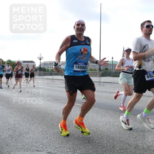 29.06.2025 - hella hamburg halbmarathon Lena Gebhardt http://msf.ph/oto/8463825 29.06.2025 09:55:02 Lombardsbrücke 9476, 15871, 5705, 18882, 1216, 692, 1200, 1683, 1817, 1942, 2207, 2222, 2274, 2287, 2367, 2442, 2592, 2596, 2670, 2816, 2955, 3208, 3209, 3258, 3747, 4121, 4832, 5102, 5399, 5447, 5638, 5705, 5884, 6027, 6158, 6290, 6389, 6723, 6836, 6923, 6938, 6978, 6991, 7052, 7087, 7335, 7659, 7908, 8117, 8371, 8437, 8482, 8487, 8657, 8693, 8889, 8916, 8981, 9031, 9038, 9051, 9093, 9159, 9476, 9661, 9710, 9869, 9924, 9931, 11333 meine-sportfotos.de