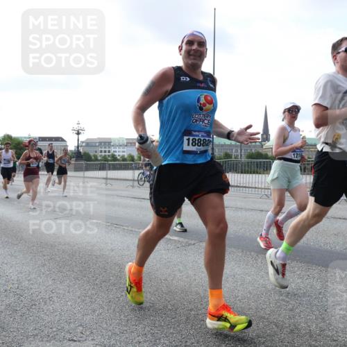 29.06.2025 - hella hamburg halbmarathon Lena Gebhardt http://msf.ph/oto/8463847 29.06.2025 09:55:02 Lombardsbrücke 9476, 15871, 6, 18882, 1216, 692, 1200, 1683, 1817, 1942, 2207, 2222, 2274, 2287, 2367, 2442, 2592, 2596, 2670, 2816, 2955, 3208, 3209, 3258, 3747, 4121, 4832, 5102, 5399, 5447, 5638, 5705, 5884, 6027, 6158, 6290, 6389, 6723, 6836, 6923, 6938, 6978, 6991, 7052, 7087, 7335, 7659, 7908, 8117, 8371, 8437, 8482, 8487, 8657, 8693, 8889, 8916, 8981, 9031, 9038, 9051, 9093, 9159, 9476, 9661, 9710, 9869, 9924, 9931, 11333 meine-sportfotos.de