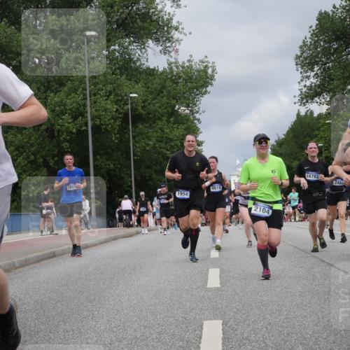 29.06.2025 - hella hamburg halbmarathon Luisa Fischer http://msf.ph/oto/8463856 29.06.2025 10:40:35 Kennedybrücke 17713, 1891, 9567, 1954, 4618, 2104, 16782, 2480, 121, 87, 1276, 1339, 1819, 2104, 2199, 2272, 2480, 4347, 4442, 4618, 5146, 5640, 5940, 6243, 6584, 6821, 7085, 7544, 8758, 10476 meine-sportfotos.de