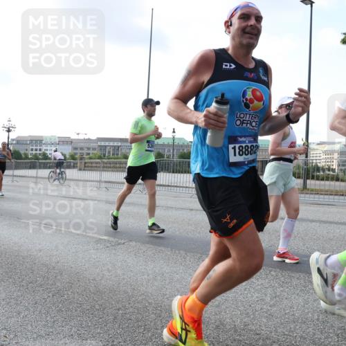 29.06.2025 - hella hamburg halbmarathon Lena Gebhardt http://msf.ph/oto/8463867 29.06.2025 09:55:02 Lombardsbrücke 15871, 5705, 539, 18882, 1200, 1683, 1817, 1942, 2207, 2222, 2274, 2287, 2367, 2442, 2592, 2596, 2670, 2816, 2955, 3208, 3209, 3258, 3747, 4121, 4832, 5102, 5399, 5447, 5638, 5705, 5884, 6027, 6158, 6290, 6389, 6723, 6836, 6923, 6938, 6978, 6991, 7052, 7087, 7335, 7659, 7908, 8117, 8371, 8437, 8482, 8487, 8657, 8693, 8889, 8916, 8981, 9031, 9038, 9051, 9093, 9159, 9476, 9661, 9710, 9869, 9924, 9931, 11333 meine-sportfotos.de