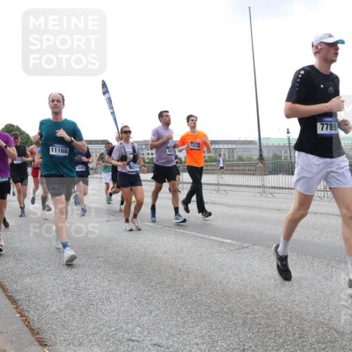 29.06.2025 - hella hamburg halbmarathon Lena Gebhardt http://msf.ph/oto/8463876 29.06.2025 10:32:15 Lombardsbrücke 17073, 17072, 11168, 14191, 431, 19214, 621, 12136, 7789, 1311, 1373, 1640, 1987, 2349, 2384, 2672, 2943, 3022, 3221, 3239, 3358, 3365, 3653, 3707, 3751, 3752, 3778, 3822, 4314, 4365, 4605, 4857, 4877, 4924, 5156, 5496, 5601, 5658, 5743, 5783, 5941, 6218, 6228, 6252, 6312, 6315, 6718, 6727, 7135, 7239, 7295, 7344, 7468, 7535, 7570, 7695, 7702, 7789, 7816, 7898, 8124, 8127, 8175, 8303, 8538, 8625, 8787, 8840, 8914, 8993, 9125, 9206, 10002 meine-sportfotos.de