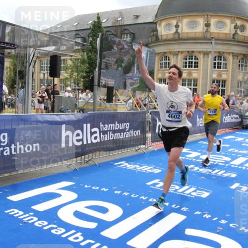 29.06.2025 - hella hamburg halbmarathon Michael Strokosch http://msf.ph/oto/8463924 29.06.2025 10:33:33 Ziel 4602, 8956, 15326, 16931, 17056, 18731, 18854 meine-sportfotos.de