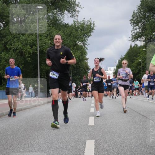 29.06.2025 - hella hamburg halbmarathon Luisa Fischer http://msf.ph/oto/8463949 29.06.2025 10:40:37 Kennedybrücke 1891, 1954, 4618, 9288, 12218, 14202, 2104, 1339, 1819, 2104, 2272, 2480, 4347, 4442, 4618, 5146, 5640, 5940, 6243, 6584, 6821, 7085, 7544, 8758, 9288, 10159, 10476 meine-sportfotos.de