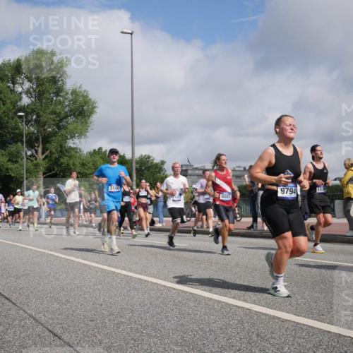 29.06.2025 - hella hamburg halbmarathon Luisa Fischer http://msf.ph/oto/8463965 29.06.2025 09:55:59 Kennedybrücke 3146, 9794, 133, 13051, 6081, 1558, 1759, 2234, 2365, 2402, 2623, 3146, 4091, 4310, 4553, 5022, 5692, 6081, 6203, 6375, 6460, 7450, 9303, 9305, 9544, 9794 meine-sportfotos.de