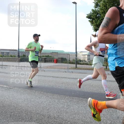 29.06.2025 - hella hamburg halbmarathon Lena Gebhardt http://msf.ph/oto/8463981 29.06.2025 09:55:03 Lombardsbrücke 5399, 1219, 188, 1200, 1683, 1696, 1817, 1942, 2207, 2222, 2274, 2287, 2367, 2411, 2592, 2596, 2670, 2816, 2955, 3208, 3209, 3258, 3435, 3747, 4093, 4121, 4189, 4832, 5102, 5399, 5447, 5638, 5705, 5884, 6027, 6158, 6290, 6389, 6662, 6723, 6836, 6923, 6938, 6978, 6991, 7052, 7087, 7335, 7659, 7908, 8117, 8371, 8437, 8482, 8487, 8657, 8693, 8889, 8916, 8981, 9031, 9038, 9051, 9093, 9159, 9476, 9661, 9710, 9869, 9924, 9931, 11333 meine-sportfotos.de