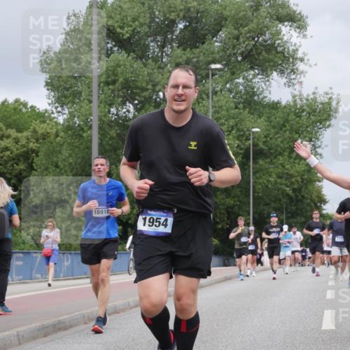 29.06.2025 - hella hamburg halbmarathon Luisa Fischer http://msf.ph/oto/8464018 29.06.2025 10:40:38 Kennedybrücke 18918, 1954, 7777, 118, 4618, 1339, 1819, 2104, 2272, 2480, 4347, 4442, 4618, 5640, 5940, 6243, 6821, 7085, 7544, 8758, 8843, 9288, 10159 meine-sportfotos.de