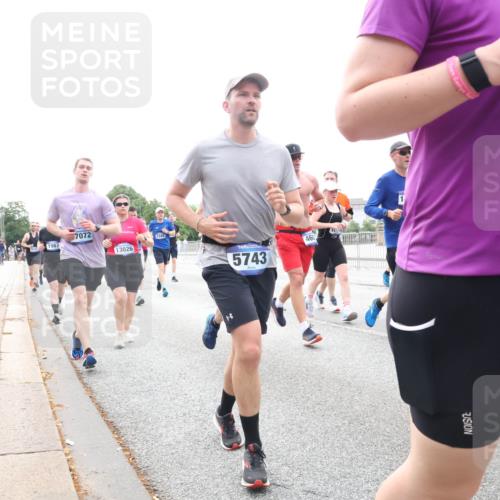 29.06.2025 - hella hamburg halbmarathon Lena Gebhardt http://msf.ph/oto/8464167 29.06.2025 10:32:17 Lombardsbrücke 17073, 1987, 7072, 13026, 2349, 5743, 460, 344, 1199, 1311, 1640, 1987, 2349, 2384, 2672, 2943, 3022, 3221, 3239, 3358, 3365, 3653, 3707, 3751, 3752, 3778, 3822, 4314, 4365, 4605, 4857, 4877, 4924, 5156, 5496, 5601, 5658, 5743, 5783, 5871, 5941, 6218, 6228, 6252, 6312, 6315, 6718, 6727, 7135, 7239, 7295, 7344, 7468, 7535, 7570, 7695, 7702, 7789, 7816, 7898, 8124, 8127, 8175, 8303, 8538, 8625, 8787, 8840, 8914, 8993, 9125, 9206, 10002 meine-sportfotos.de