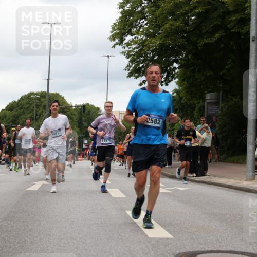 29.06.2025 - hella hamburg halbmarathon Yannick Fuchs http://msf.ph/oto/8464250 29.06.2025 10:57:02 20KM 1114, 1126, 1420, 1427, 1531, 1851, 1881, 2447, 2582, 2683, 2911, 3001, 3182, 3248, 3625, 4389, 4538, 4665, 5058, 5511, 5653, 5708, 5763, 6142, 6311, 6602, 6966, 7453, 8068, 8176, 8478, 8721, 9306, 9554, 9899, 11310, 11402, 12004, 12008, 12571, 12836, 12978, 13739, 13874, 13939, 14677, 14917, 16371, 16420, 16540, 17045, 17096, 17119, 17142, 17818, 17890, 18359, 18452, 18999, 19241 meine-sportfotos.de