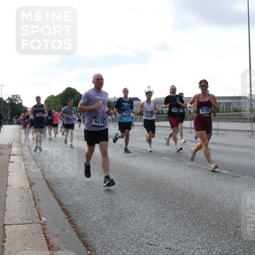 29.06.2025 - hella hamburg halbmarathon Lena Gebhardt http://msf.ph/oto/8464314 29.06.2025 09:55:04 Lombardsbrücke 9476, 1653, 931, 5705, 15871, 1749, 1200, 1683, 1696, 1817, 1942, 2207, 2222, 2274, 2287, 2367, 2411, 2592, 2596, 2670, 2816, 2955, 3208, 3209, 3258, 3435, 3747, 4093, 4121, 4189, 4832, 5102, 5399, 5447, 5638, 5705, 5884, 6027, 6158, 6290, 6389, 6662, 6723, 6836, 6923, 6938, 6978, 6991, 7052, 7335, 7659, 7908, 8117, 8371, 8437, 8482, 8487, 8657, 8693, 8889, 8916, 8981, 9031, 9038, 9051, 9093, 9159, 9476, 9661, 9710, 9869, 9924, 9931, 11333 meine-sportfotos.de