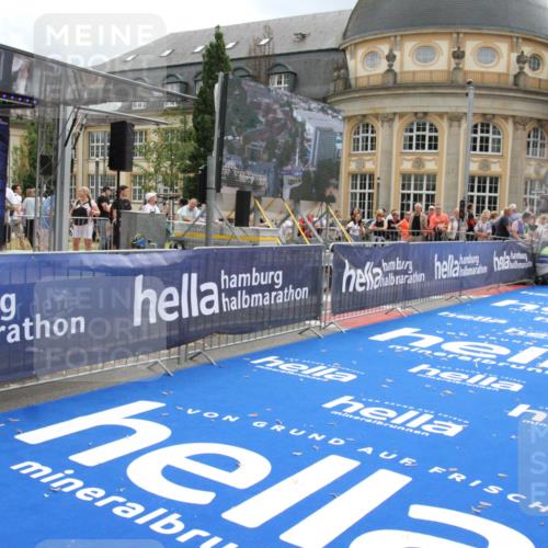 29.06.2025 - hella hamburg halbmarathon Michael Strokosch http://msf.ph/oto/8464341 29.06.2025 10:33:38 Ziel 1053, 1396, 2836, 8312, 12595, 14975, 16931, 17191, 18854 meine-sportfotos.de
