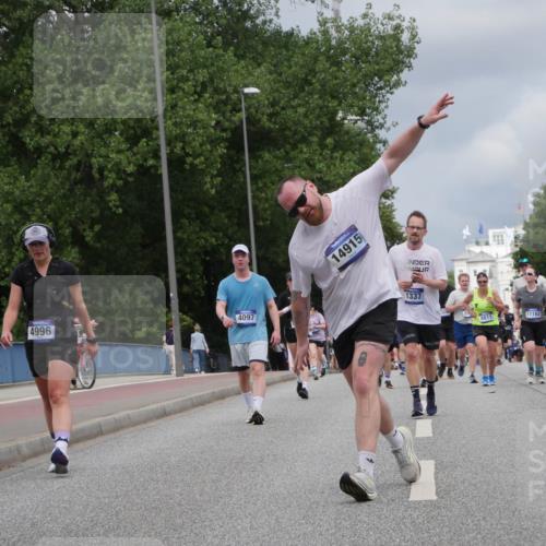 29.06.2025 - hella hamburg halbmarathon Luisa Fischer http://msf.ph/oto/8464350 29.06.2025 10:40:49 Kennedybrücke 4996, 4097, 14915, 1337, 8811, 6955, 11183, 1337, 1799, 2016, 2031, 2853, 4762, 5522, 5523, 7124, 8499, 8811, 8843, 8985, 9288, 10159, 10836 meine-sportfotos.de