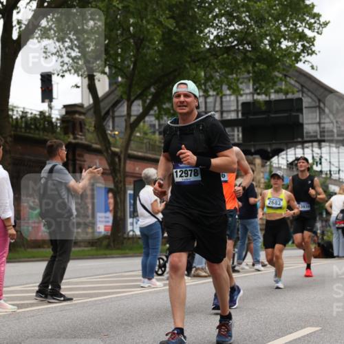 29.06.2025 - hella hamburg halbmarathon Yannick Fuchs http://msf.ph/oto/8464361 29.06.2025 10:57:02 20KM 1114, 1126, 1420, 1427, 1531, 1851, 1881, 2447, 2582, 2683, 2911, 3001, 3182, 3248, 3625, 4389, 4538, 4665, 5058, 5511, 5653, 5708, 5763, 6142, 6311, 6602, 6966, 7453, 8068, 8176, 8478, 8721, 9306, 9554, 9899, 11310, 11402, 12004, 12008, 12571, 12836, 12978, 13739, 13874, 13939, 14677, 14917, 16371, 16420, 16540, 17045, 17096, 17119, 17142, 17818, 17890, 18359, 18452, 18999, 19241 meine-sportfotos.de
