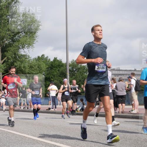 29.06.2025 - hella hamburg halbmarathon Luisa Fischer http://msf.ph/oto/8464372 29.06.2025 09:56:11 Kennedybrücke 15519, 14200, 9126, 300, 3186, 7448, 2890, 3004, 3186, 6071, 6203, 6282, 6575, 6903, 7448, 7480, 7734, 9126, 9633 meine-sportfotos.de