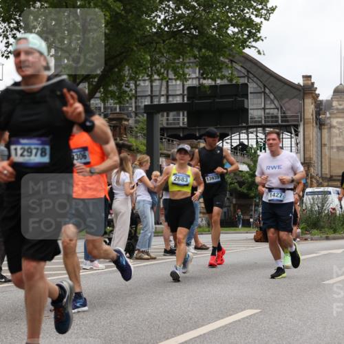 29.06.2025 - hella hamburg halbmarathon Yannick Fuchs http://msf.ph/oto/8464442 29.06.2025 10:57:03 20KM 1114, 1126, 1420, 1427, 1531, 1851, 1881, 2447, 2582, 2683, 2911, 3001, 3182, 3248, 3625, 4389, 4538, 4665, 5058, 5511, 5653, 5708, 5763, 6142, 6966, 7453, 8068, 8176, 8469, 8478, 8721, 9306, 9554, 9899, 11310, 11402, 12004, 12008, 12571, 12836, 12978, 13739, 13874, 13939, 14677, 14917, 16371, 16420, 16540, 17045, 17119, 17142, 17818, 17890, 18359, 18452, 18999, 19241 meine-sportfotos.de