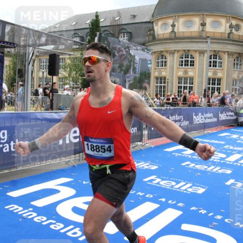 29.06.2025 - hella hamburg halbmarathon Michael Strokosch http://msf.ph/oto/8464475 29.06.2025 10:33:39 Ziel 1053, 1396, 2836, 8312, 12595, 14975, 17191, 18854 meine-sportfotos.de
