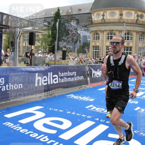 29.06.2025 - hella hamburg halbmarathon Michael Strokosch http://msf.ph/oto/8464571 29.06.2025 10:33:42 Ziel 1053, 1396, 2836, 8312, 12595, 14975, 16755, 17191 meine-sportfotos.de