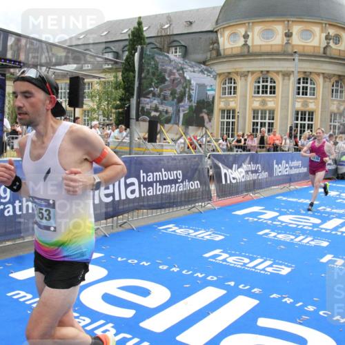 29.06.2025 - hella hamburg halbmarathon Michael Strokosch http://msf.ph/oto/8464625 29.06.2025 10:33:42 Ziel 1053, 1396, 2836, 8312, 12595, 14975, 16755, 17191 meine-sportfotos.de