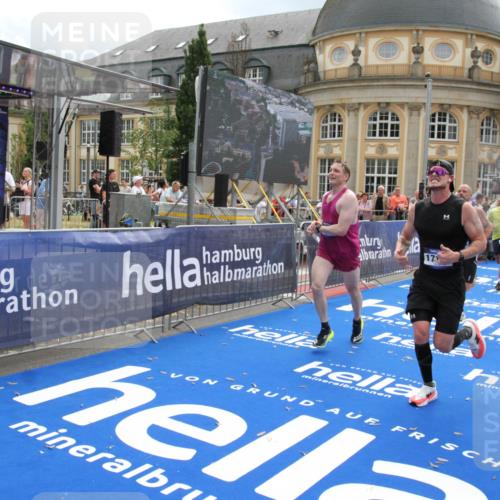 29.06.2025 - hella hamburg halbmarathon Michael Strokosch http://msf.ph/oto/8464686 29.06.2025 10:33:43 Ziel 1053, 1396, 2836, 8312, 12595, 14975, 16755, 17191 meine-sportfotos.de