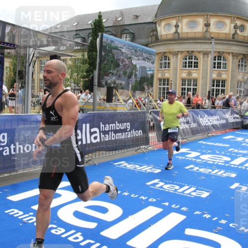 29.06.2025 - hella hamburg halbmarathon Michael Strokosch http://msf.ph/oto/8464803 29.06.2025 10:33:45 Ziel 1396, 2746, 2836, 4246, 5193, 12595, 14975, 16755, 17191 meine-sportfotos.de
