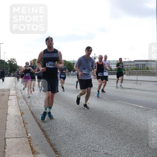29.06.2025 - hella hamburg halbmarathon Lena Gebhardt http://msf.ph/oto/8464836 29.06.2025 09:55:06 Lombardsbrücke 10868, 13666, 5031, 11333, 16086, 1200, 1683, 1696, 1817, 2207, 2222, 2274, 2287, 2367, 2411, 2592, 2596, 2816, 2955, 3208, 3209, 3258, 3435, 3747, 4093, 4121, 4189, 4832, 5102, 5399, 5447, 5638, 5705, 5884, 6027, 6158, 6290, 6389, 6662, 6723, 6836, 6923, 6938, 6978, 6991, 7052, 7335, 7659, 7908, 8117, 8371, 8437, 8482, 8487, 8657, 8693, 8889, 8916, 8981, 9031, 9038, 9051, 9093, 9159, 9476, 9661, 9710, 9869, 9924, 9931, 11333 meine-sportfotos.de