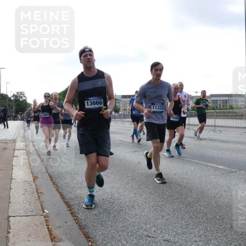 29.06.2025 - hella hamburg halbmarathon Lena Gebhardt http://msf.ph/oto/8464873 29.06.2025 09:55:06 Lombardsbrücke 10868, 154, 13666, 18228, 11333, 16086, 1200, 1683, 1696, 1817, 2207, 2222, 2274, 2287, 2367, 2411, 2592, 2596, 2816, 2955, 3208, 3209, 3258, 3435, 3747, 4093, 4121, 4189, 4832, 5102, 5399, 5447, 5638, 5705, 5884, 6027, 6158, 6290, 6389, 6662, 6723, 6836, 6923, 6938, 6978, 6991, 7052, 7335, 7659, 7908, 8117, 8371, 8437, 8482, 8487, 8657, 8693, 8889, 8916, 8981, 9031, 9038, 9051, 9093, 9159, 9476, 9661, 9710, 9869, 9924, 9931, 11333 meine-sportfotos.de