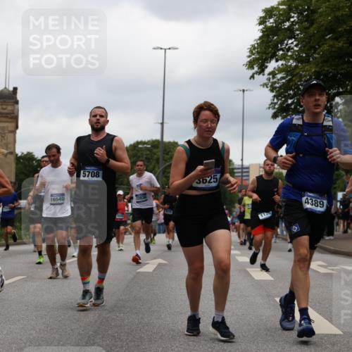 29.06.2025 - hella hamburg halbmarathon Yannick Fuchs http://msf.ph/oto/8464893 29.06.2025 10:57:06 20KM 1126, 1420, 1427, 1531, 1881, 2447, 2582, 2683, 2911, 3182, 3248, 3625, 4389, 4538, 4665, 5058, 5511, 5653, 5708, 5763, 6142, 6966, 7453, 8068, 8176, 8469, 8478, 8721, 9306, 9554, 9899, 11310, 11402, 12004, 12571, 12836, 12978, 13551, 13739, 13874, 13939, 14677, 14917, 15137, 16371, 16420, 16478, 16540, 17045, 17119, 17757, 17818, 17890, 18359, 18452, 18999, 19241 meine-sportfotos.de