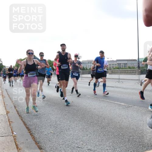 29.06.2025 - hella hamburg halbmarathon Lena Gebhardt http://msf.ph/oto/8465045 29.06.2025 09:55:07 Lombardsbrücke 10868, 9869, 9031, 18228, 1200, 1683, 1696, 1817, 2207, 2222, 2274, 2287, 2367, 2411, 2592, 2596, 2816, 2955, 3208, 3209, 3258, 3435, 3747, 4093, 4121, 4189, 4832, 5102, 5399, 5447, 5638, 5705, 5884, 6027, 6158, 6290, 6389, 6662, 6723, 6836, 6923, 6938, 6978, 6991, 7052, 7335, 7659, 7908, 8117, 8371, 8437, 8482, 8487, 8657, 8693, 8889, 8916, 8981, 9031, 9038, 9051, 9093, 9159, 9476, 9661, 9710, 9869, 9924, 9931, 11333 meine-sportfotos.de