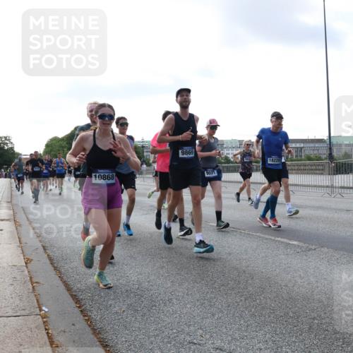 29.06.2025 - hella hamburg halbmarathon Lena Gebhardt http://msf.ph/oto/8465089 29.06.2025 09:55:07 Lombardsbrücke 10868, 9869, 9031, 18228, 1200, 1683, 1696, 1817, 2207, 2222, 2274, 2287, 2367, 2411, 2592, 2596, 2816, 2955, 3208, 3209, 3258, 3435, 3747, 4093, 4121, 4189, 4832, 5102, 5399, 5447, 5638, 5705, 5884, 6027, 6158, 6290, 6389, 6662, 6723, 6836, 6923, 6938, 6978, 6991, 7052, 7335, 7659, 7908, 8117, 8371, 8437, 8482, 8487, 8657, 8693, 8889, 8916, 8981, 9031, 9038, 9051, 9093, 9159, 9476, 9661, 9710, 9869, 9924, 9931, 11333 meine-sportfotos.de