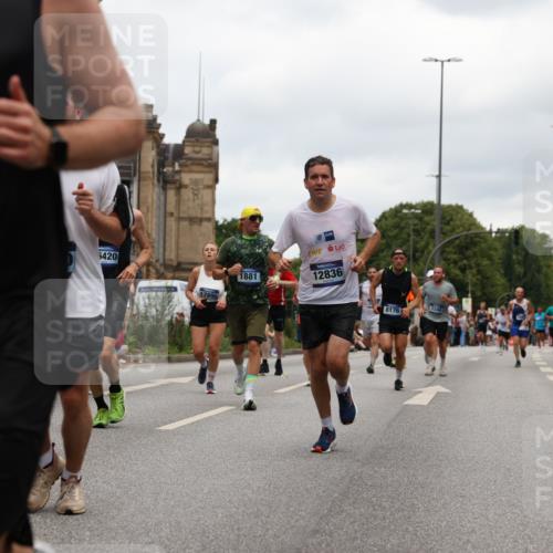 29.06.2025 - hella hamburg halbmarathon Yannick Fuchs http://msf.ph/oto/8465100 29.06.2025 10:57:08 20KM 1126, 1420, 1427, 1881, 2424, 2582, 2683, 3182, 3248, 3625, 4389, 4538, 4665, 5058, 5511, 5653, 5708, 5763, 6142, 6966, 7453, 8176, 8469, 8478, 8721, 9124, 9306, 9554, 9899, 10128, 11310, 11402, 12004, 12571, 12836, 12978, 13528, 13551, 13739, 13874, 13939, 14917, 15137, 16371, 16420, 16478, 16540, 17045, 17757, 17818, 17890, 18355, 18359, 18452, 18999, 19241 meine-sportfotos.de