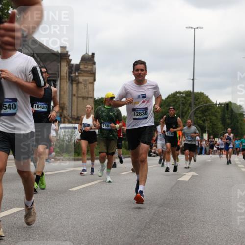 29.06.2025 - hella hamburg halbmarathon Yannick Fuchs http://msf.ph/oto/8465148 29.06.2025 10:57:08 20KM 1126, 1420, 1427, 1881, 2424, 2582, 2683, 3182, 3248, 3625, 4389, 4538, 4665, 5058, 5511, 5653, 5708, 5763, 6142, 6966, 7453, 8176, 8469, 8478, 8721, 9124, 9306, 9554, 9899, 10128, 11310, 11402, 12004, 12571, 12836, 12978, 13528, 13551, 13739, 13874, 13939, 14917, 15137, 16371, 16420, 16478, 16540, 17045, 17757, 17818, 17890, 18355, 18359, 18452, 18999, 19241 meine-sportfotos.de
