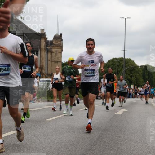 29.06.2025 - hella hamburg halbmarathon Yannick Fuchs http://msf.ph/oto/8465167 29.06.2025 10:57:08 20KM 1126, 1420, 1427, 1881, 2424, 2582, 2683, 3182, 3248, 3625, 4389, 4538, 4665, 5058, 5511, 5653, 5708, 5763, 6142, 6966, 7453, 8176, 8469, 8478, 8721, 9124, 9306, 9554, 9899, 10128, 11310, 11402, 12004, 12571, 12836, 12978, 13528, 13551, 13739, 13874, 13939, 14917, 15137, 16371, 16420, 16478, 16540, 17045, 17757, 17818, 17890, 18355, 18359, 18452, 18999, 19241 meine-sportfotos.de