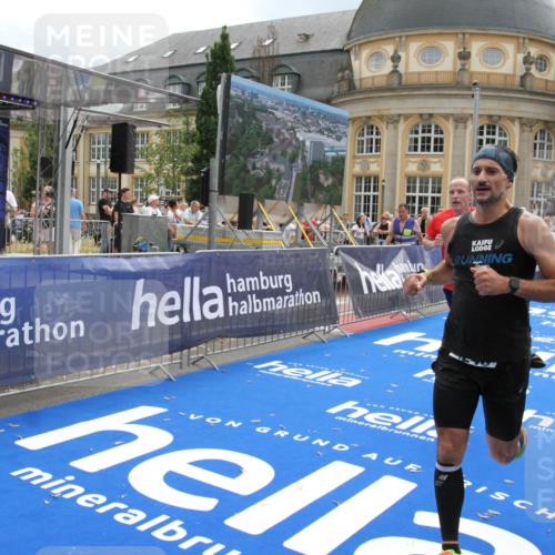 29.06.2025 - hella hamburg halbmarathon Michael Strokosch http://msf.ph/oto/8465178 29.06.2025 10:33:51 Ziel 1743, 2228, 2243, 2746, 4246, 5193, 10865, 13771, 14310, 14466, 16243 meine-sportfotos.de