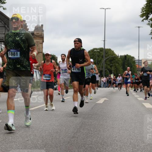 29.06.2025 - hella hamburg halbmarathon Yannick Fuchs http://msf.ph/oto/8465352 29.06.2025 10:57:11 20KM 1126, 1420, 1427, 1881, 1992, 2424, 2582, 2683, 3182, 3248, 3360, 3625, 4389, 4538, 4665, 5058, 5511, 5653, 5708, 5734, 5763, 6142, 6631, 6966, 8176, 8469, 8478, 8721, 8822, 9124, 9306, 9554, 9899, 10128, 11310, 11402, 12004, 12571, 12836, 12978, 13528, 13551, 13739, 13939, 14917, 15137, 15516, 16371, 16420, 16478, 16540, 16872, 17045, 17757, 17818, 17890, 18028, 18355, 18359, 18452, 18999, 19241 meine-sportfotos.de
