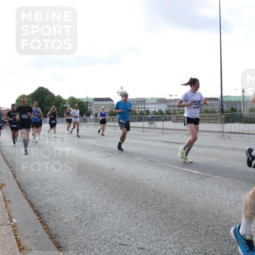 29.06.2025 - hella hamburg halbmarathon Lena Gebhardt http://msf.ph/oto/8465387 29.06.2025 09:55:09 Lombardsbrücke 8371, 8437, 1200, 1683, 1696, 1706, 2207, 2222, 2274, 2287, 2367, 2411, 2592, 2596, 2816, 2955, 3208, 3209, 3258, 3435, 3747, 4093, 4121, 4189, 4832, 5102, 5399, 5447, 5638, 5705, 5708, 5884, 6027, 6158, 6290, 6389, 6662, 6723, 6836, 6923, 6938, 6978, 6991, 7052, 7312, 7335, 7659, 7908, 8117, 8371, 8437, 8482, 8487, 8657, 8693, 8889, 8981, 9031, 9038, 9051, 9093, 9159, 9476, 9661, 9710, 9869, 9931, 11333 meine-sportfotos.de