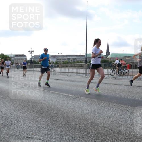 29.06.2025 - hella hamburg halbmarathon Lena Gebhardt http://msf.ph/oto/8465432 29.06.2025 09:55:09 Lombardsbrücke 9032, 8371, 32, 30, 563, 10, 1200, 1683, 1696, 1706, 2207, 2222, 2274, 2287, 2367, 2411, 2592, 2596, 2816, 2955, 3208, 3209, 3258, 3435, 3747, 4093, 4121, 4189, 4832, 5102, 5399, 5447, 5638, 5705, 5708, 5884, 6027, 6158, 6290, 6389, 6662, 6723, 6836, 6923, 6938, 6978, 6991, 7052, 7312, 7335, 7659, 7908, 8117, 8371, 8437, 8482, 8487, 8657, 8693, 8889, 8981, 9031, 9038, 9051, 9093, 9159, 9476, 9661, 9710, 9869, 9931, 11333 meine-sportfotos.de