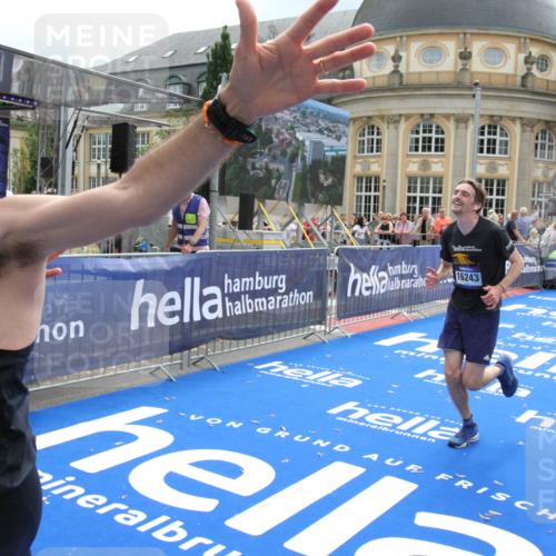 29.06.2025 - hella hamburg halbmarathon Michael Strokosch http://msf.ph/oto/8465446 29.06.2025 10:33:55 Ziel 1743, 2228, 2243, 10865, 13771, 14310, 14466, 15500, 16243 meine-sportfotos.de